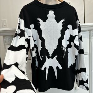 YOUTHS IN BALACLAVA – LOST IN TRANSIT
Black & White Abstract Long Sleeve